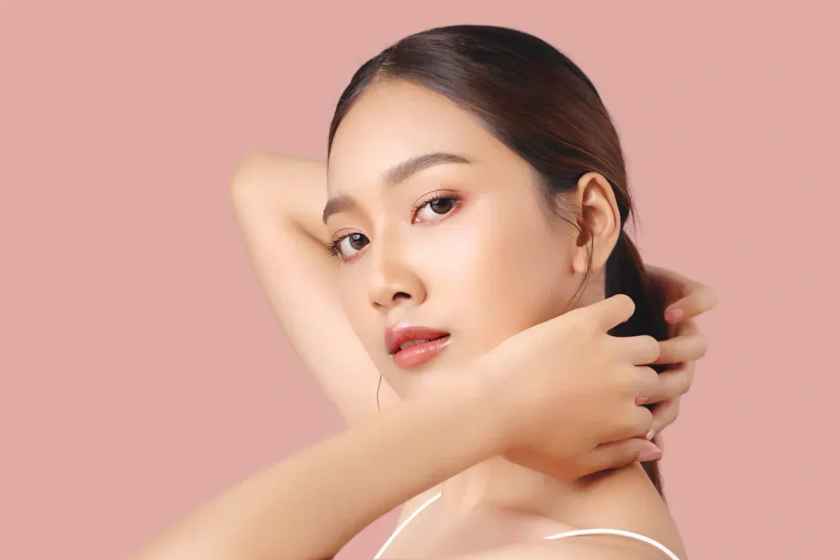 Radiant woman with clear skin – result of consistent Korean facial care and hydrating serums